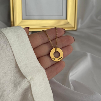 Collar Circular dorado con Grabado