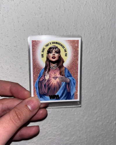 ESTAMPITA PLASTIFICADA: TAYLOR SHOWGIRL