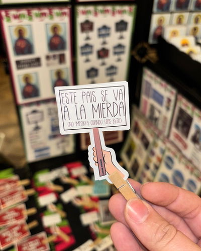 STICKER CARTEL: ESTE PAÍS SE VA A LA MIERDA