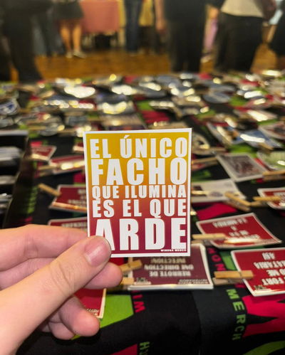 STICKER EL ÚNICO FACHO QUE ILUMINA ES EL QUE ARDE
