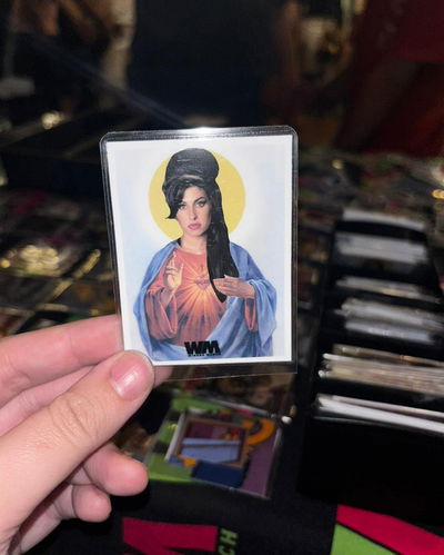 ESTAMPITA PLASTIFICADA: AMY WINEHOUSE