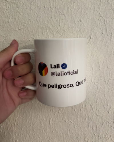 TAZA QUE PELIGROSO, QUE TRISTE TWEET (LALI)