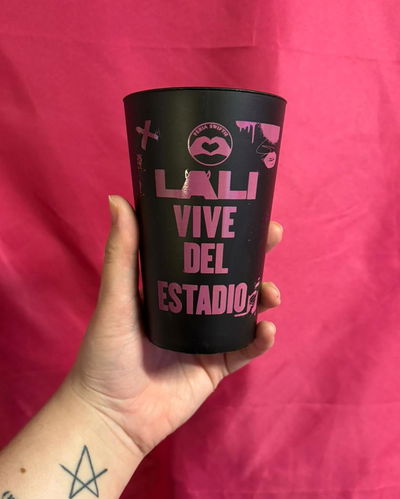 VASO FERIA SWIFTIE: LALI VIVE DEL ESTADIO (NEGRO CON ROSA)