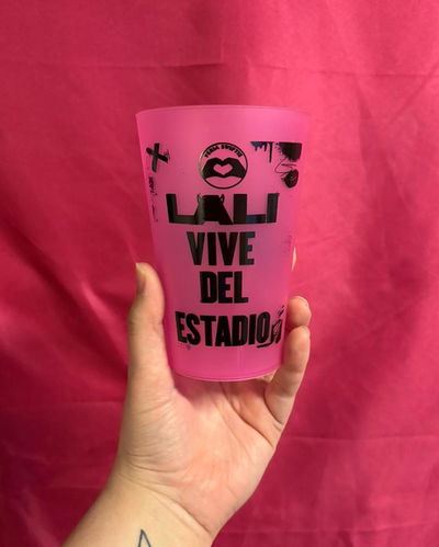 VASO FERIA SWIFTIE: LALI VIVE DEL ESTADIO (ROSA CON NEGRO)