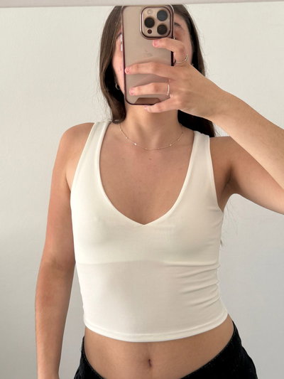 Musculosa Cerrada Micro Escote V 