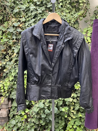 Campera de cuero negra cool
