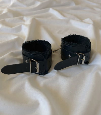 Esposas de ecocuero y peluche