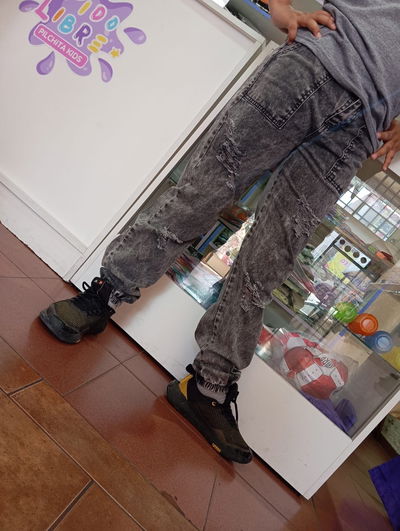 Jeans Rígido con Roturas