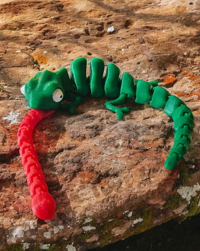 Figura flexi articulada camaleon lengua