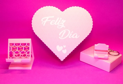 Set Feliz Dia Caja Organizadora Corazon Regalo Llavero soporte portatil y Stand hogar