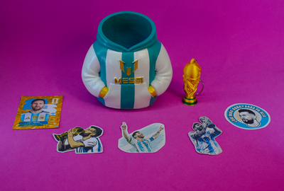 Combo Lapicero Messi Porta Lápices Argentina + Llavero Copa del Mundo + Stickers