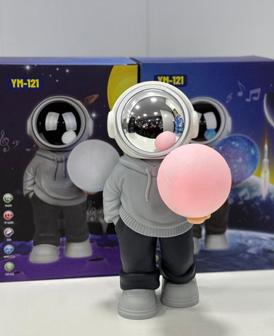 Astronauta parlante con planeta luminoso 