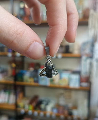 Dije Triqueta con Turmalina Negra 