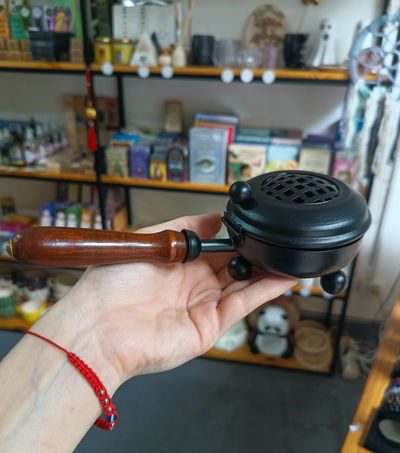 Sahumador de metal con mango de madera 