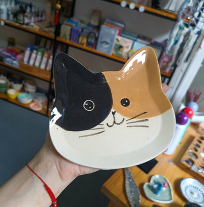 Plato gatito cerámica tricolor 
