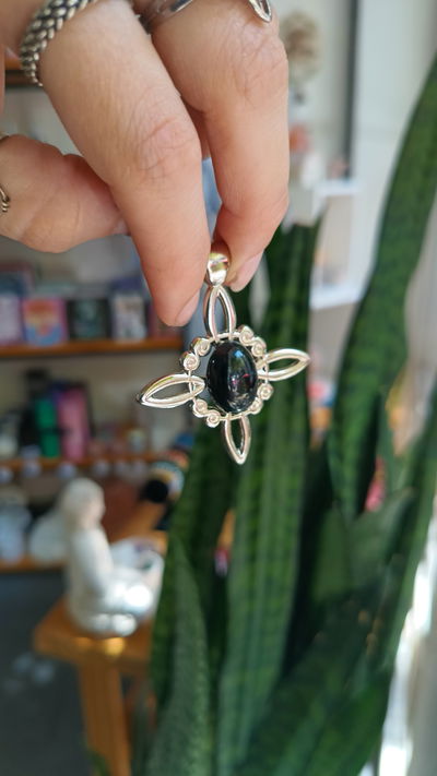 Dije Nudo de bruja con Onix