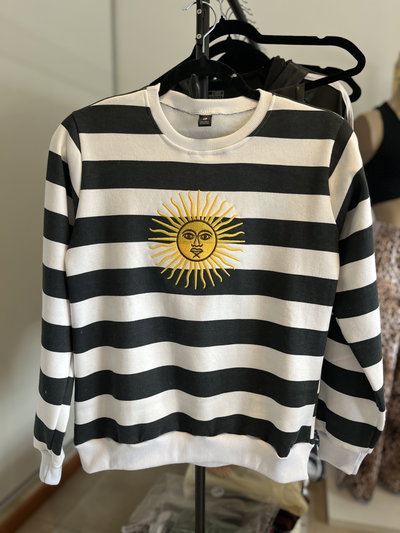 Buzo Sol de Mayo Bordado Rayas Negras