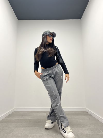 PANTALÓN OVER GRIS SIMIL ENGOMADO