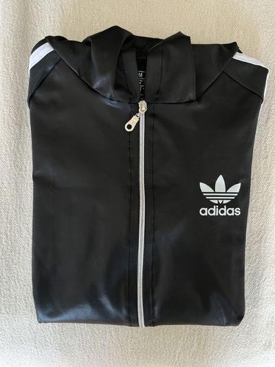 CAMPERA OVERSIZE NEGRO ENGOMADO