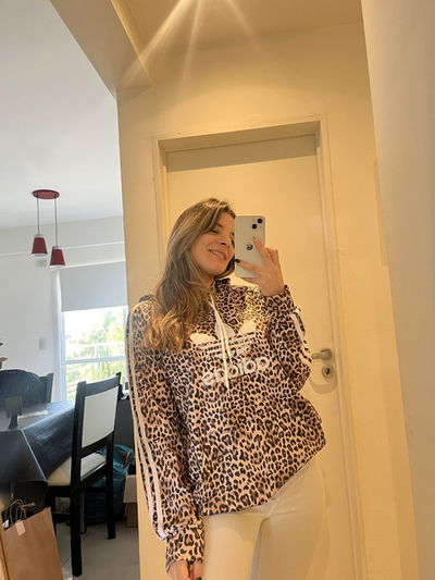 BUZO OVER ADIDAS ANIMAL PRINT
