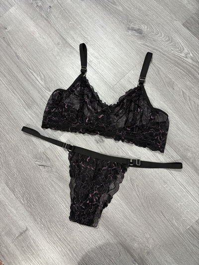 Rubi Negro trazos lila