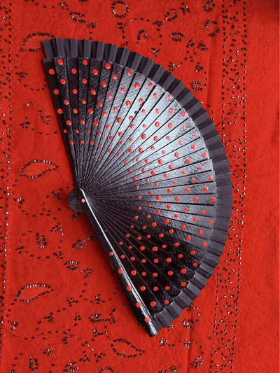 Abanico 23 cm negro lunares rojos
