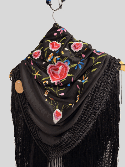 Mantoncillo español bordado