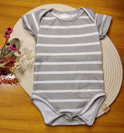Body estampado gris rayas blancas