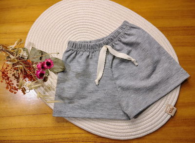 Short de algodon gris