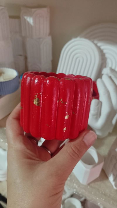 MACETA O PORTA VELA  BARRA PINTADA ROJA CON DETALLER EN PAPEL ORO