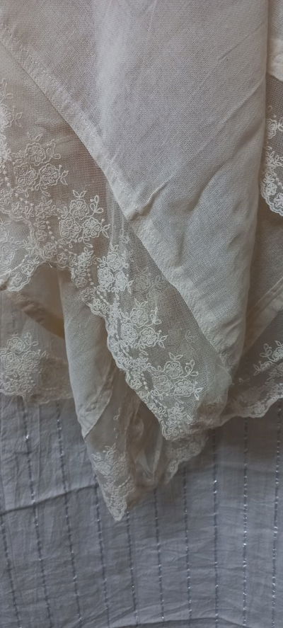 MANTEL CON PUNTILLA BORDADA