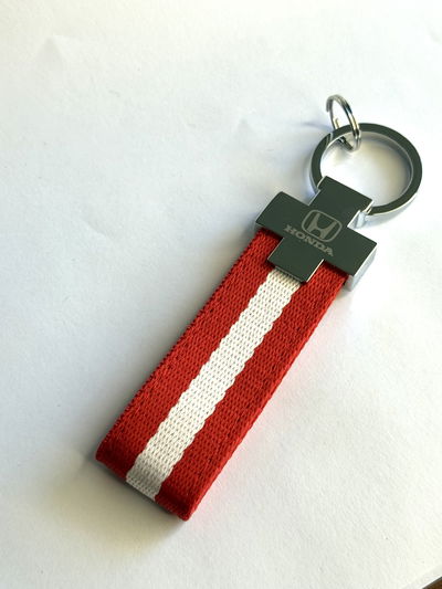 LLAVERO METAL CON BANDERA HONDA