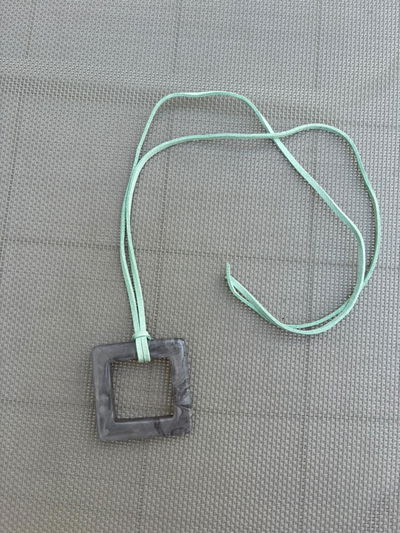 COLLAR CUADRADO RESINA