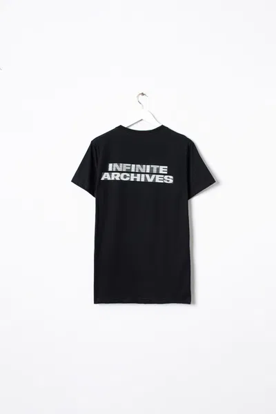 REMERA REGULAR "INFINITE ARCHIVES"