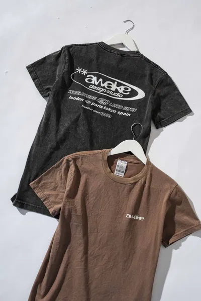 REMERA REGULAR NEVADA "AWAKE"