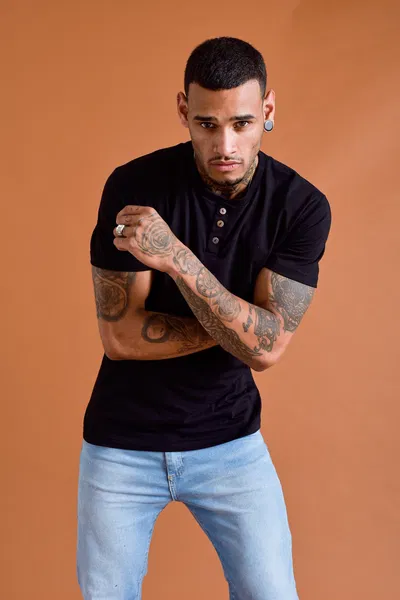 REMERA CLÁSICA 3 BOTONES