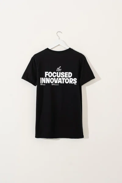 REMERA REGULAR "FOCUSED INNOVATORS"