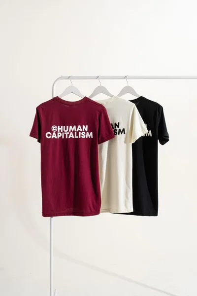 REMERA REGULAR "HUMAN CAPITALISM"