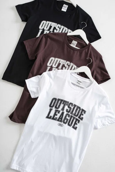 REMERA REGULAR "OUTSIDE LEAGUE"