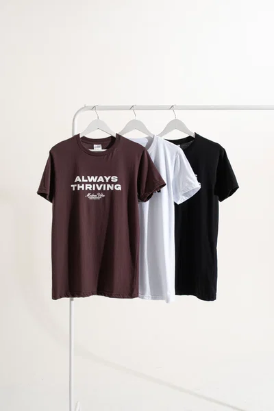 REMERA REGULAR "ALWAYS THRIVING"