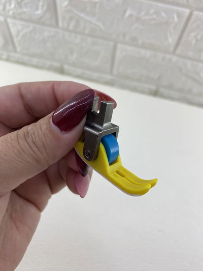 PIE DE TEFLÓN CON RUEDA