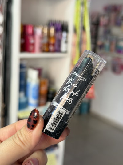 Labial en barra color negro. Pink21