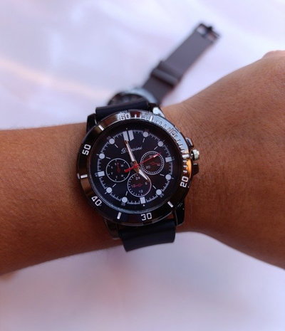 RELOJ LUCAS NEGRO 