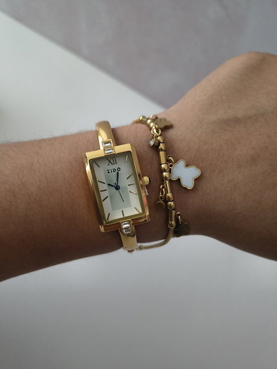 RELOJ DAKOTA DORADO 