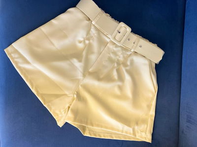 Short Sastrero Amarillo