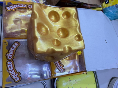 SQUISHY QUESO ORO JUMBO