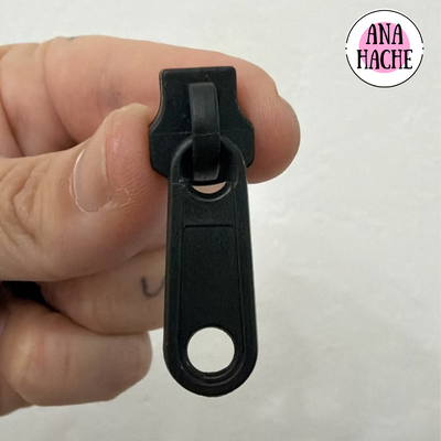 Deslizador diente de perro negro de plastico x10u