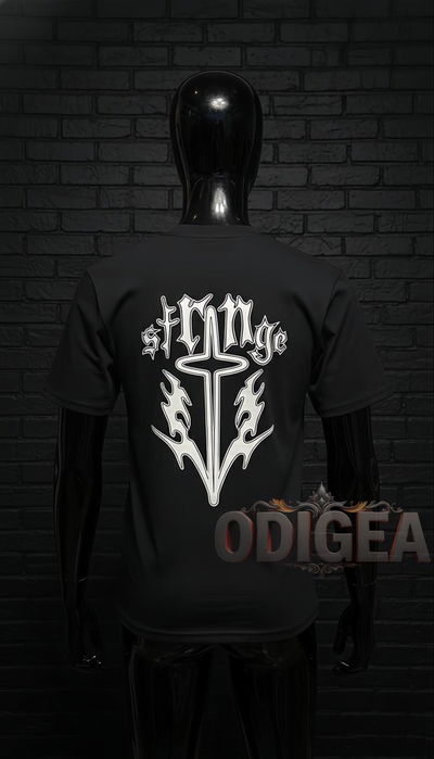 Remera Strange Negra