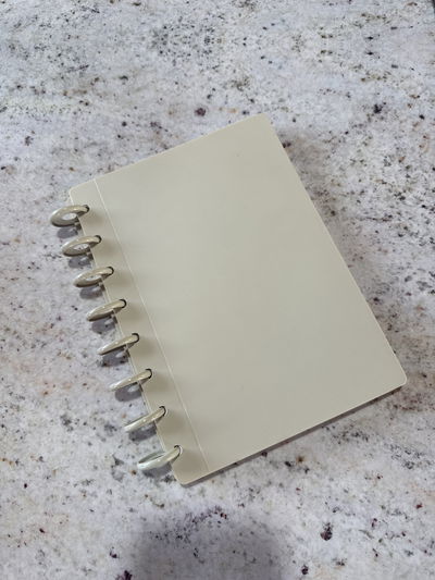 Cuaderno a5 tapa plástica arena