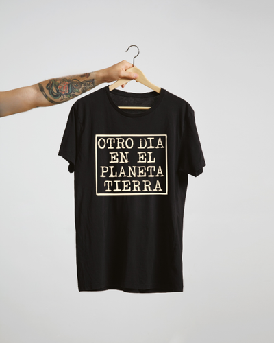 Remera oversize Otro día en el planeta tierra